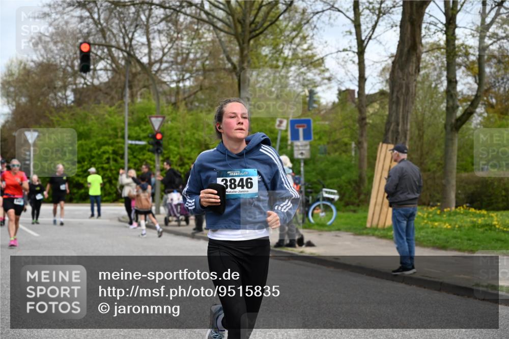 12.04.2026 - 45. Internationalen Wilhelmsburger Insellauf J. Mangold http://msf.ph/oto/9515835 12.04.2026 13:16:36 Ziel 3195, 5275, 5269, 4820, 4926, 3656, 4312, 5404, 3704, 3846, 2316, 5487, 3040, 4752, 3886, 3097, 2942, 3097, 2942, 3575, 2670, 3061, 3281, 4315 meine-sportfotos.de