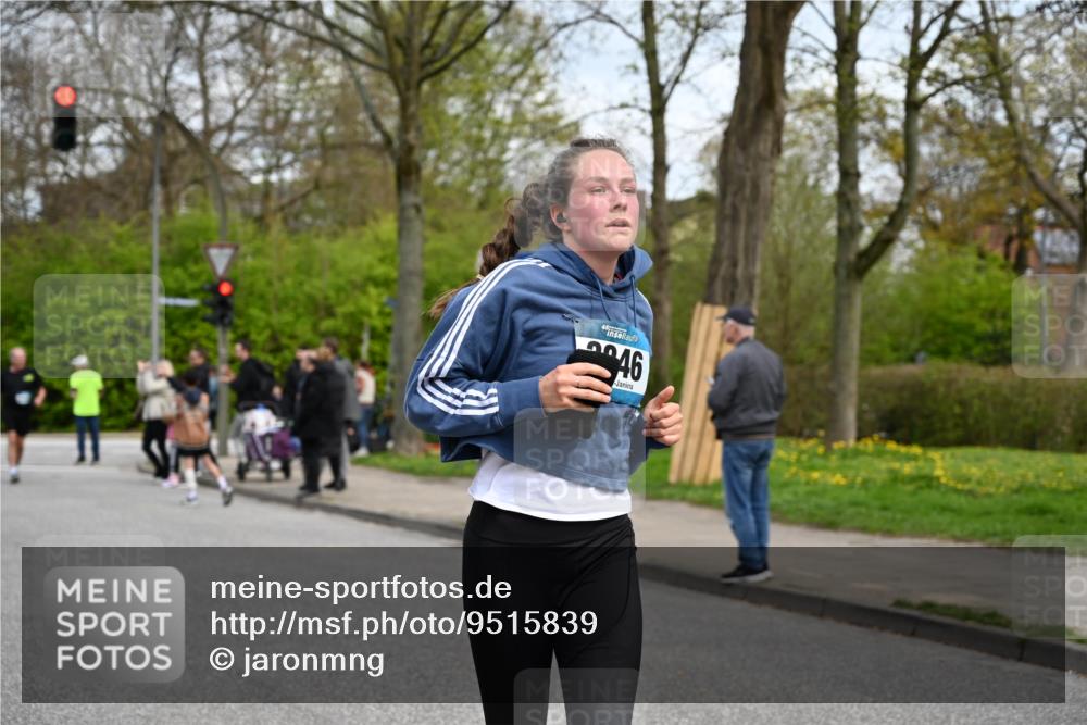 12.04.2026 - 45. Internationalen Wilhelmsburger Insellauf J. Mangold http://msf.ph/oto/9515839 12.04.2026 13:16:37 Ziel 3195, 5275, 5269, 4820, 4926, 3656, 4312, 5404, 3704, 3846, 2316, 5487, 3040, 4752, 3886, 3097, 2942, 3575, 2670, 3061, 3281, 4315, 4867 meine-sportfotos.de
