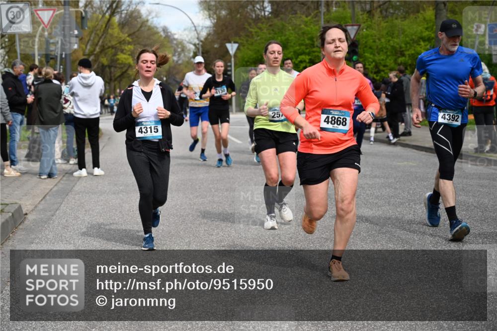 12.04.2026 - 45. Internationalen Wilhelmsburger Insellauf J. Mangold http://msf.ph/oto/9515950 12.04.2026 13:17:01 Ziel 5487, 3040, 4752, 3886, 3097, 2942, 3575, 2670, 3061, 3281, 4315, 4867, 4867, 4868, 4130, 4129, 2609, 2610, 2571, 5001, 5532, 4392, 4642, 4957, 3900, 3900, 5759, 2030, 3199, 3453, 3455, 4194, 5717, 4804 meine-sportfotos.de