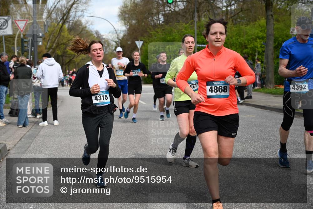 12.04.2026 - 45. Internationalen Wilhelmsburger Insellauf J. Mangold http://msf.ph/oto/9515954 12.04.2026 13:17:01 Ziel 5487, 3040, 4752, 3886, 3097, 2942, 3575, 2670, 3061, 3281, 4315, 4867, 4867, 4868, 4130, 4129, 2609, 2610, 2571, 5001, 5532, 4392, 4642, 4957, 3900, 3900, 5759, 2030, 3199, 3453, 3455, 4194, 5717, 4804 meine-sportfotos.de