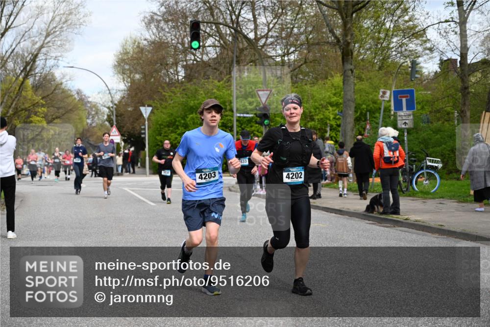 12.04.2026 - 45. Internationalen Wilhelmsburger Insellauf J. Mangold http://msf.ph/oto/9516206 12.04.2026 13:17:43 Ziel 2030, 3199, 3453, 3455, 4194, 5717, 4804, 3604, 2125, 2520, 5204, 3272, 4690, 3252, 4697, 2903, 4104, 5465, 4998, 5332, 4203, 4202, 5836, 2759, 4487, 2833, 3879, 3630, 5714, 4213, 2516, 2517, 4031, 3694, 2018, 2961 meine-sportfotos.de