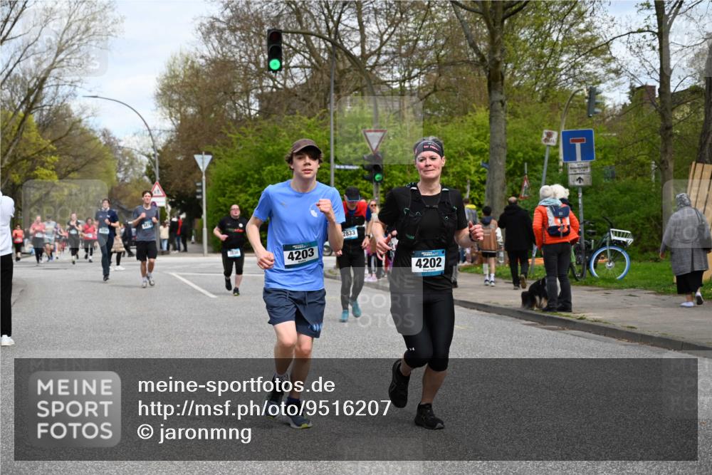 12.04.2026 - 45. Internationalen Wilhelmsburger Insellauf J. Mangold http://msf.ph/oto/9516207 12.04.2026 13:17:43 Ziel 2030, 3199, 3453, 3455, 4194, 5717, 4804, 3604, 2125, 2520, 5204, 3272, 4690, 3252, 4697, 2903, 4104, 5465, 4998, 5332, 4203, 4202, 5836, 2759, 4487, 2833, 3879, 3630, 5714, 4213, 2516, 2517, 4031, 3694, 2018, 2961 meine-sportfotos.de