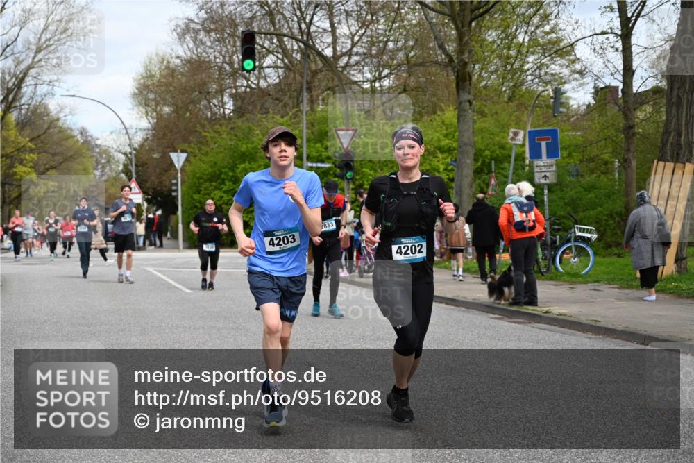 12.04.2026 - 45. Internationalen Wilhelmsburger Insellauf J. Mangold http://msf.ph/oto/9516208 12.04.2026 13:17:43 Ziel 2030, 3199, 3453, 3455, 4194, 5717, 4804, 3604, 2125, 2520, 5204, 3272, 4690, 3252, 4697, 2903, 4104, 5465, 4998, 5332, 4203, 4202, 5836, 2759, 4487, 2833, 3879, 3630, 5714, 4213, 2516, 2517, 4031, 3694, 2018, 2961 meine-sportfotos.de