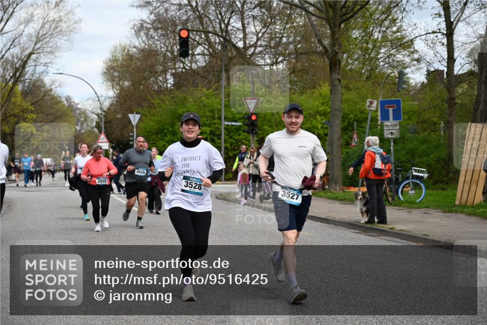 12.04.2026 - 45. Internationalen Wilhelmsburger Insellauf J. Mangold http://msf.ph/oto/9516425 12.04.2026 13:18:17 Ziel 3879, 3630, 5714, 4213, 2516, 2517, 4031, 3694, 2018, 2961, 3248, 2570, 2573, 3277, 3828, 4948, 5488, 5663, 5663, 4727, 5541, 4153, 3528, 3527, 4400, 4403, 4556, 4626, 2019, 3940, 3482, 3524, 2572, 3587, 4734, 2061 meine-sportfotos.de