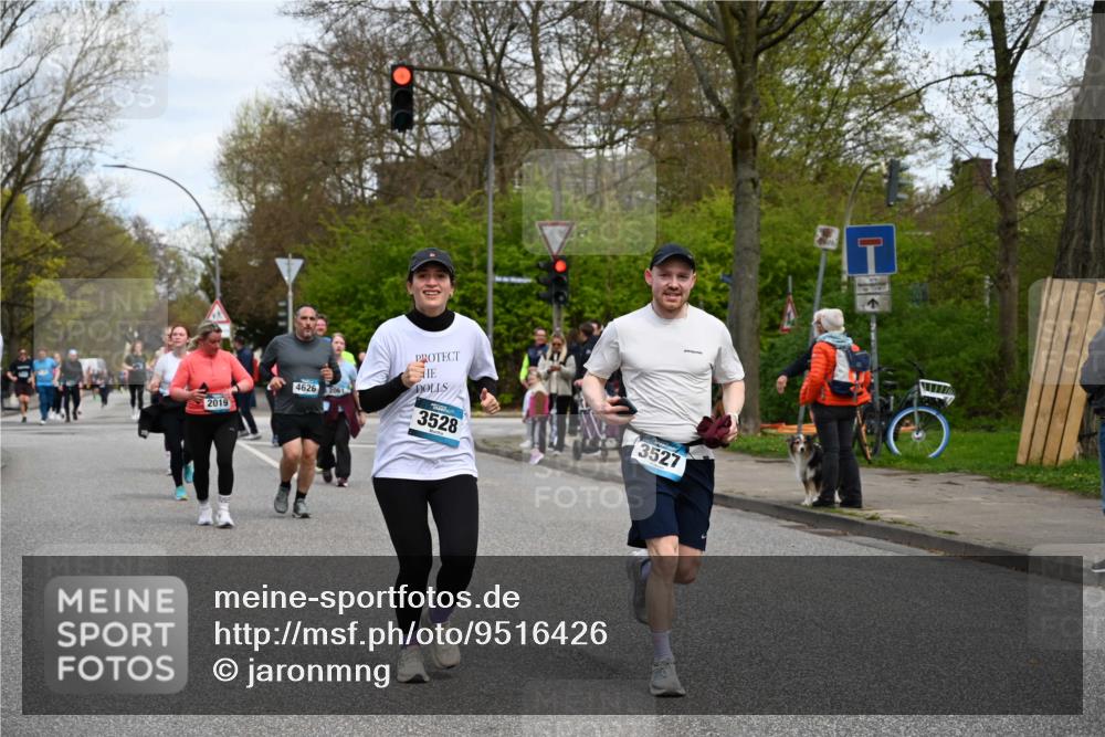 12.04.2026 - 45. Internationalen Wilhelmsburger Insellauf J. Mangold http://msf.ph/oto/9516426 12.04.2026 13:18:17 Ziel 3879, 3630, 5714, 4213, 2516, 2517, 4031, 3694, 2018, 2961, 3248, 2570, 2573, 3277, 3828, 4948, 5488, 5663, 5663, 4727, 5541, 4153, 3528, 3527, 4400, 4403, 4556, 4626, 2019, 3940, 3482, 3524, 2572, 3587, 4734, 2061 meine-sportfotos.de