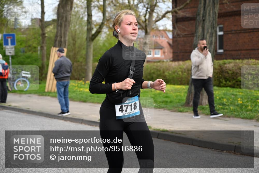 12.04.2026 - 45. Internationalen Wilhelmsburger Insellauf J. Mangold http://msf.ph/oto/9516886 12.04.2026 13:20:08 Ziel 2261, 2264, 3448, 3449, 2894, 2888, 3898, 2431, 4121, 5308, 3236, 4718, 2247, 3203, 5342, 3822, 3821, 4999, 4803, 2224, 4223, 4224, 4224, 4954, 5258, 3284, 2469, 4305, 2013, 3233 meine-sportfotos.de