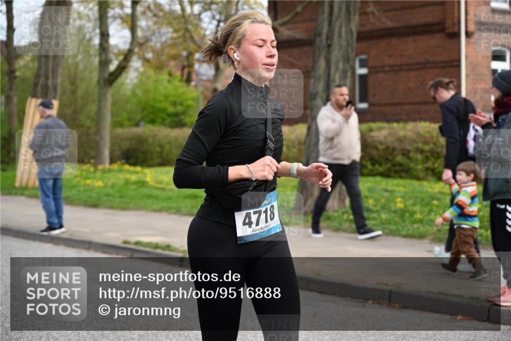 12.04.2026 - 45. Internationalen Wilhelmsburger Insellauf J. Mangold http://msf.ph/oto/9516888 12.04.2026 13:20:08 Ziel 2261, 2264, 3448, 3449, 2894, 2888, 3898, 2431, 4121, 5308, 3236, 4718, 2247, 3203, 5342, 3822, 3821, 4999, 4803, 2224, 4223, 4224, 4224, 4954, 5258, 3284, 2469, 4305, 2013, 3233 meine-sportfotos.de