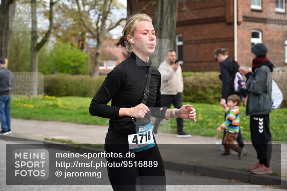 12.04.2026 - 45. Internationalen Wilhelmsburger Insellauf J. Mangold http://msf.ph/oto/9516889 12.04.2026 13:20:08 Ziel 2261, 2264, 3448, 3449, 2894, 2888, 3898, 2431, 4121, 5308, 3236, 4718, 2247, 3203, 5342, 3822, 3821, 4999, 4803, 2224, 4223, 4224, 4224, 4954, 5258, 3284, 2469, 4305, 2013, 3233 meine-sportfotos.de