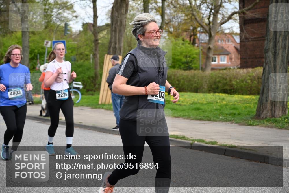12.04.2026 - 45. Internationalen Wilhelmsburger Insellauf J. Mangold http://msf.ph/oto/9516894 12.04.2026 13:20:09 Ziel 2261, 2264, 3448, 3449, 2894, 2888, 3898, 2431, 4121, 5308, 3236, 4718, 2247, 3203, 5342, 3822, 3821, 4999, 4803, 2224, 4223, 4224, 4954, 4954, 5258, 3284, 2469, 4305, 2013, 3233 meine-sportfotos.de