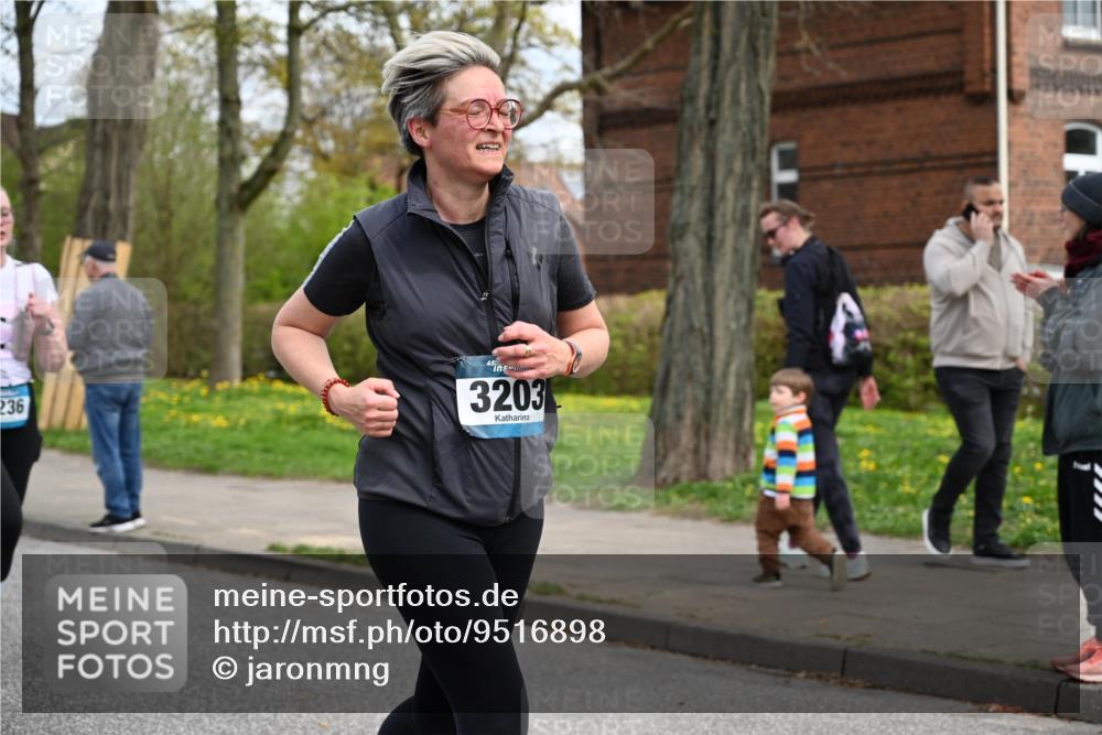 12.04.2026 - 45. Internationalen Wilhelmsburger Insellauf J. Mangold http://msf.ph/oto/9516898 12.04.2026 13:20:10 Ziel 2261, 2264, 3448, 3449, 2894, 2888, 3898, 2431, 4121, 5308, 3236, 4718, 2247, 3203, 5342, 3822, 3821, 4999, 4803, 2224, 4223, 4224, 4954, 5258, 3284, 5258, 3284, 2469, 4305, 2013, 3233, 5230 meine-sportfotos.de