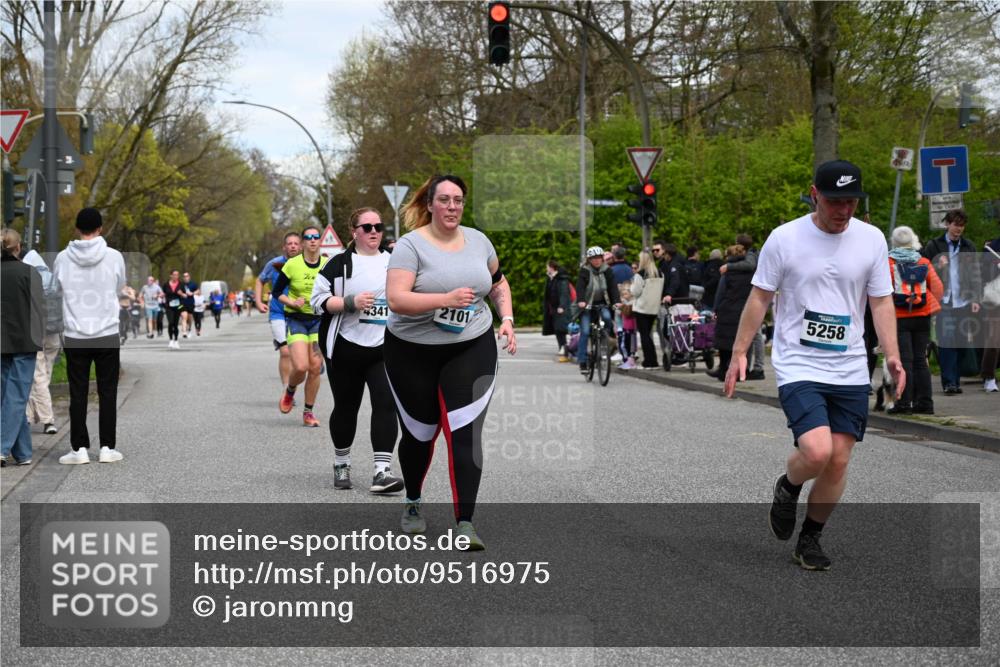 12.04.2026 - 45. Internationalen Wilhelmsburger Insellauf J. Mangold http://msf.ph/oto/9516975 12.04.2026 13:20:24 Ziel 3898, 2431, 4121, 5308, 3236, 4718, 2247, 3203, 5342, 3822, 3821, 4999, 4803, 2224, 4223, 4224, 4954, 5258, 3284, 2469, 4305, 2013, 3233, 5230, 3766, 4103, 4341, 5633, 4284, 4293 meine-sportfotos.de