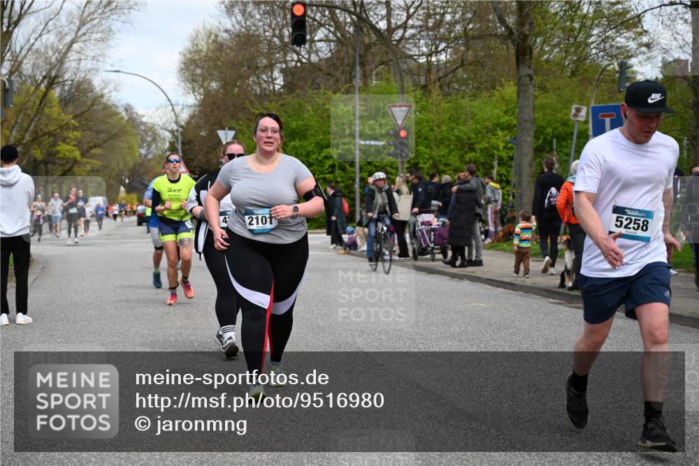 12.04.2026 - 45. Internationalen Wilhelmsburger Insellauf J. Mangold http://msf.ph/oto/9516980 12.04.2026 13:20:25 Ziel 3898, 2431, 4121, 5308, 3236, 4718, 2247, 3203, 5342, 3822, 3821, 4999, 4803, 2224, 4223, 4224, 4954, 5258, 3284, 2469, 4305, 2013, 3233, 5230, 3766, 3766, 4103, 4341, 5633, 4284, 4293, 5543 meine-sportfotos.de