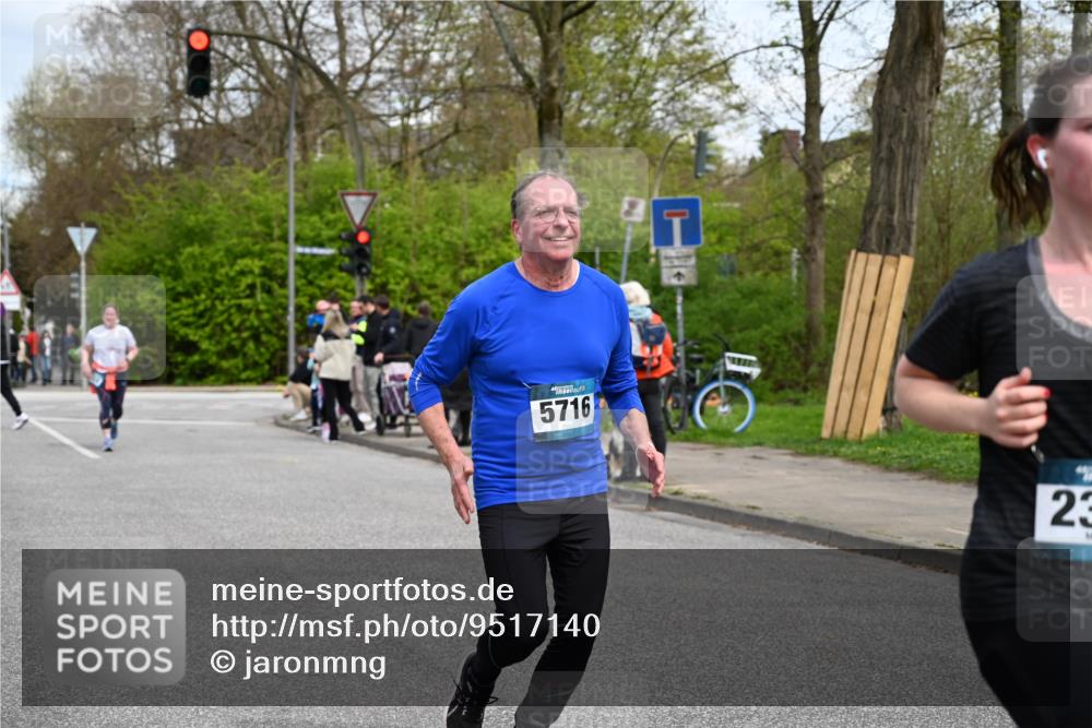 12.04.2026 - 45. Internationalen Wilhelmsburger Insellauf J. Mangold http://msf.ph/oto/9517140 12.04.2026 13:20:56 Ziel 2013, 3233, 5230, 3766, 4103, 4341, 5633, 4284, 4293, 5543, 2363, 2101, 4417, 4417, 3552, 3551, 2333, 4018, 5716, 4319, 5297, 5297, 4878, 5484, 2692, 4444, 4800, 4047, 2175 meine-sportfotos.de