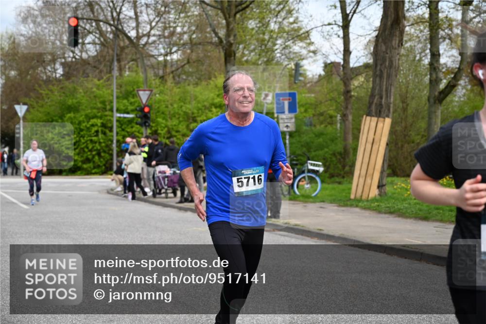 12.04.2026 - 45. Internationalen Wilhelmsburger Insellauf J. Mangold http://msf.ph/oto/9517141 12.04.2026 13:20:56 Ziel 2013, 3233, 5230, 3766, 4103, 4341, 5633, 4284, 4293, 5543, 2363, 2101, 4417, 4417, 3552, 3551, 2333, 4018, 5716, 4319, 5297, 5297, 4878, 5484, 2692, 4444, 4800, 4047, 2175 meine-sportfotos.de