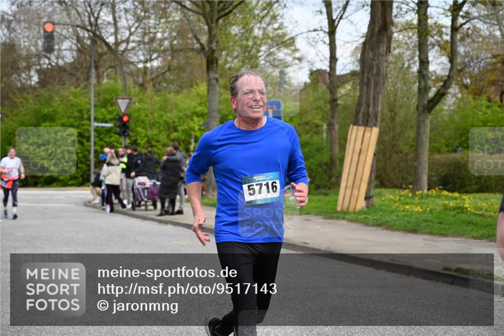12.04.2026 - 45. Internationalen Wilhelmsburger Insellauf J. Mangold http://msf.ph/oto/9517143 12.04.2026 13:20:56 Ziel 2013, 3233, 5230, 3766, 4103, 4341, 5633, 4284, 4293, 5543, 2363, 2101, 4417, 4417, 3552, 3551, 2333, 4018, 5716, 4319, 5297, 5297, 4878, 5484, 2692, 4444, 4800, 4047, 2175 meine-sportfotos.de
