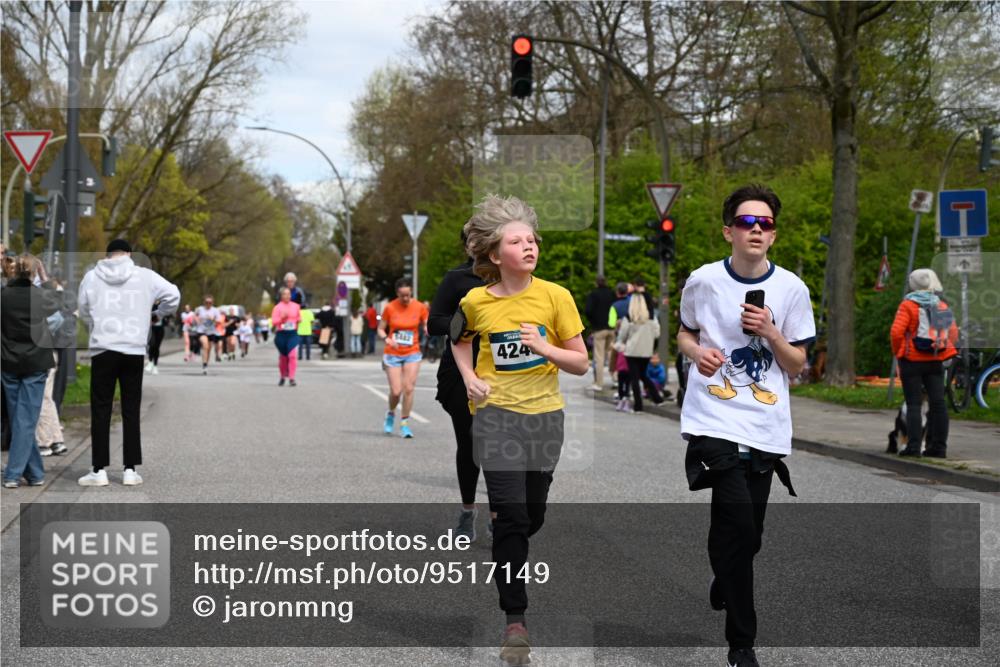12.04.2026 - 45. Internationalen Wilhelmsburger Insellauf J. Mangold http://msf.ph/oto/9517149 12.04.2026 13:21:09 Ziel 4341, 5633, 4284, 4293, 5543, 2363, 2101, 4417, 3552, 3551, 2333, 4018, 5716, 4319, 5297, 4878, 5484, 2692, 4444, 4800, 4047, 2175, 3402, 3402, 5482, 4017 meine-sportfotos.de