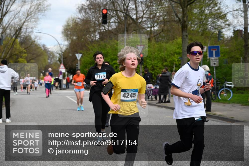 12.04.2026 - 45. Internationalen Wilhelmsburger Insellauf J. Mangold http://msf.ph/oto/9517154 12.04.2026 13:21:09 Ziel 4341, 5633, 4284, 4293, 5543, 2363, 2101, 4417, 3552, 3551, 2333, 4018, 5716, 4319, 5297, 4878, 5484, 2692, 4444, 4800, 4047, 2175, 3402, 3402, 5482, 4017 meine-sportfotos.de