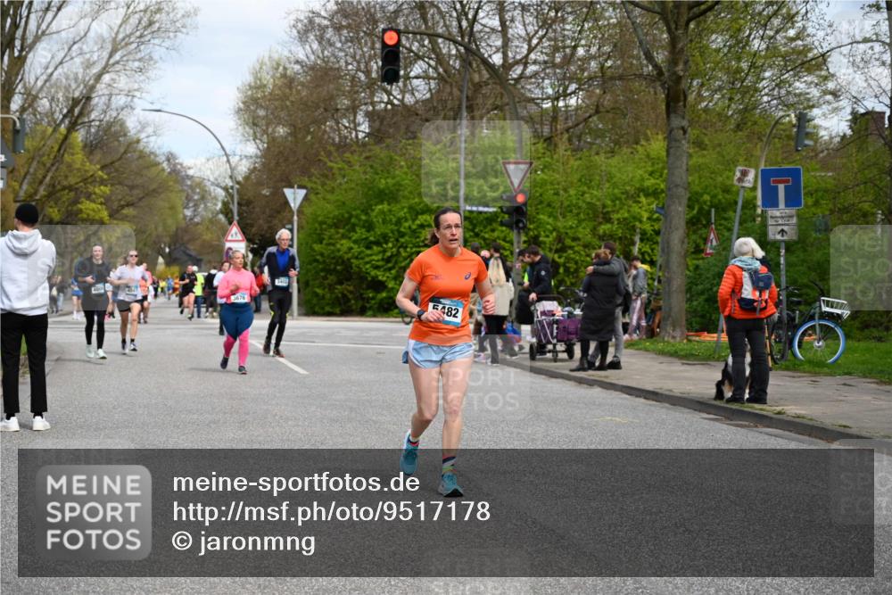 12.04.2026 - 45. Internationalen Wilhelmsburger Insellauf J. Mangold http://msf.ph/oto/9517178 12.04.2026 13:21:13 Ziel 5543, 2363, 2101, 4417, 3552, 3551, 2333, 4018, 5716, 4319, 5297, 4878, 5484, 2692, 4444, 4800, 4047, 2175, 3402, 5482, 5482, 4017, 3676, 2628, 3251 meine-sportfotos.de