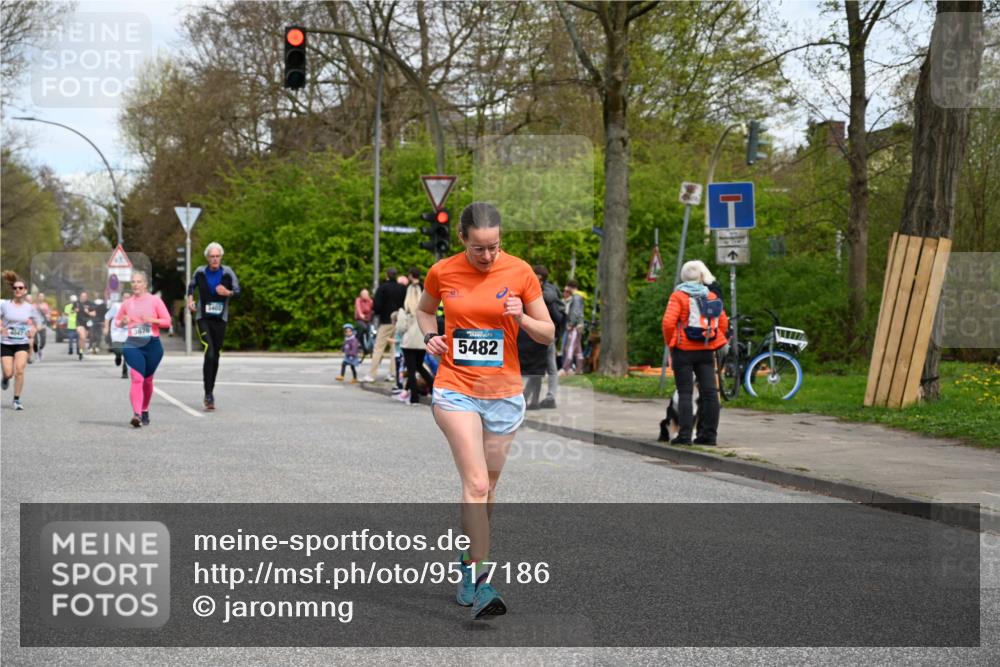 12.04.2026 - 45. Internationalen Wilhelmsburger Insellauf J. Mangold http://msf.ph/oto/9517186 12.04.2026 13:21:14 Ziel 5543, 2363, 2101, 4417, 3552, 3551, 2333, 4018, 5716, 4319, 5297, 4878, 5484, 2692, 4444, 4800, 4047, 2175, 3402, 5482, 4017, 3676, 2628, 3251, 5201 meine-sportfotos.de