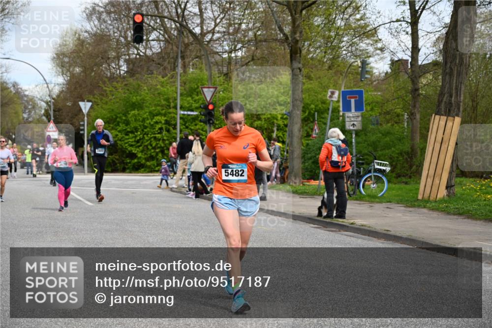 12.04.2026 - 45. Internationalen Wilhelmsburger Insellauf J. Mangold http://msf.ph/oto/9517187 12.04.2026 13:21:14 Ziel 5543, 2363, 2101, 4417, 3552, 3551, 2333, 4018, 5716, 4319, 5297, 4878, 5484, 2692, 4444, 4800, 4047, 2175, 3402, 5482, 4017, 3676, 2628, 3251, 5201 meine-sportfotos.de
