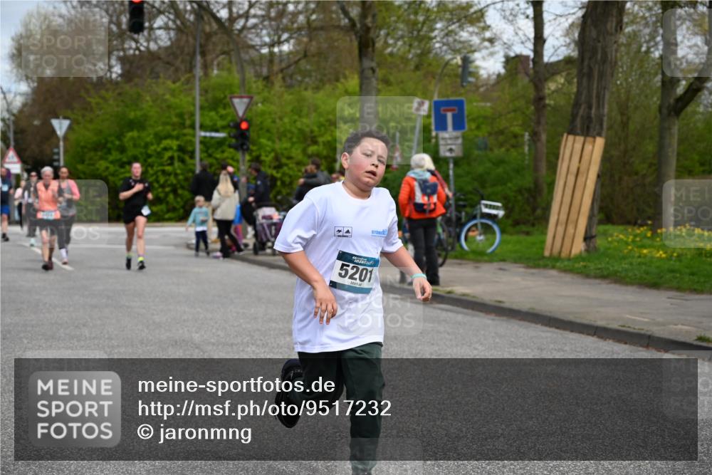 12.04.2026 - 45. Internationalen Wilhelmsburger Insellauf J. Mangold http://msf.ph/oto/9517232 12.04.2026 13:21:23 Ziel 2333, 4018, 5716, 4319, 5297, 4878, 5484, 2692, 4444, 4800, 4047, 2175, 3402, 5482, 4017, 3676, 2628, 2628, 3251, 5201, 3109, 4404, 4362, 2473, 2552, 2130, 2840, 3998 meine-sportfotos.de