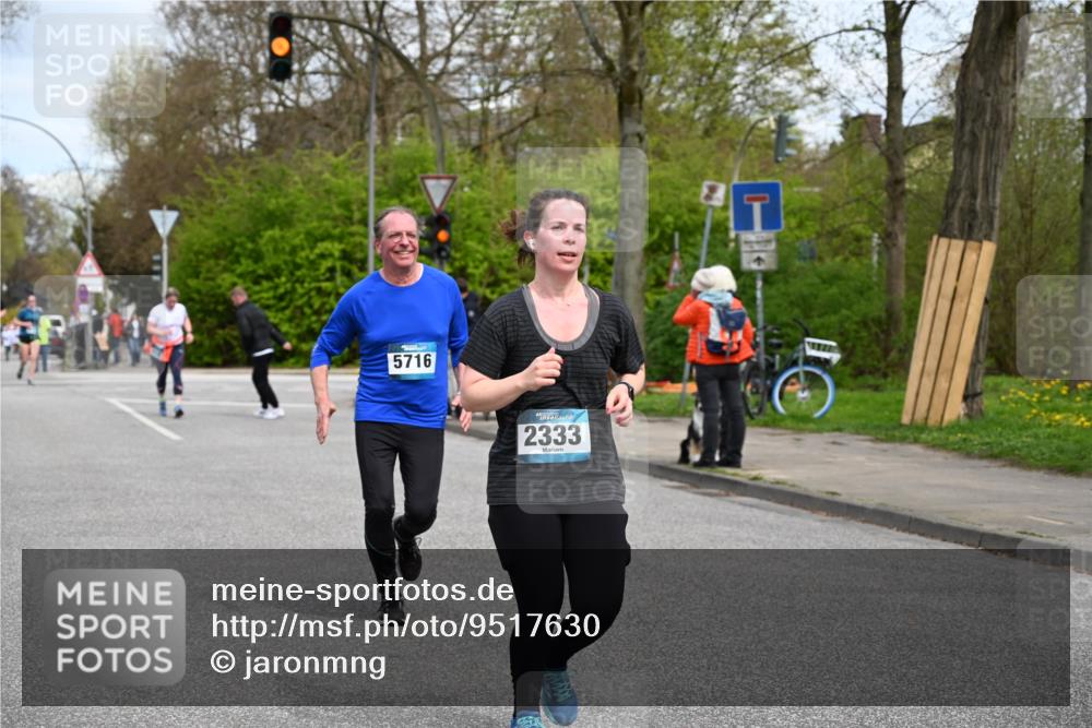 12.04.2026 - 45. Internationalen Wilhelmsburger Insellauf J. Mangold http://msf.ph/oto/9517630 12.04.2026 13:20:55 Ziel 4305, 2013, 3233, 5230, 3766, 4103, 4341, 5633, 4284, 4293, 5543, 2363, 2101, 4417, 3552, 3551, 2333, 4018, 5716, 4319, 5297, 4878, 5484, 2692, 4444, 4800 meine-sportfotos.de