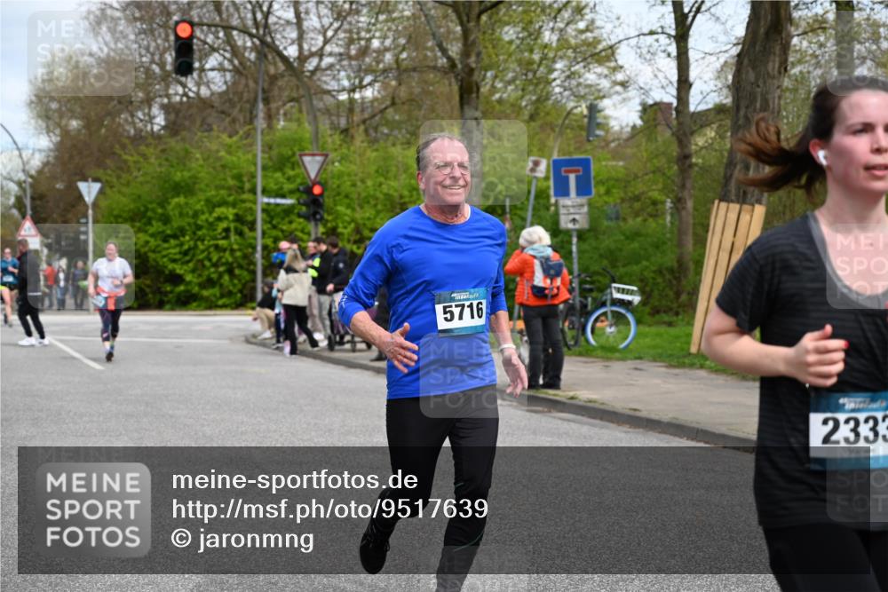 12.04.2026 - 45. Internationalen Wilhelmsburger Insellauf J. Mangold http://msf.ph/oto/9517639 12.04.2026 13:20:56 Ziel 2013, 3233, 5230, 3766, 4103, 4341, 5633, 4284, 4293, 5543, 2363, 2101, 4417, 4417, 3552, 3551, 2333, 4018, 5716, 4319, 5297, 5297, 4878, 5484, 2692, 4444, 4800, 4047, 2175 meine-sportfotos.de
