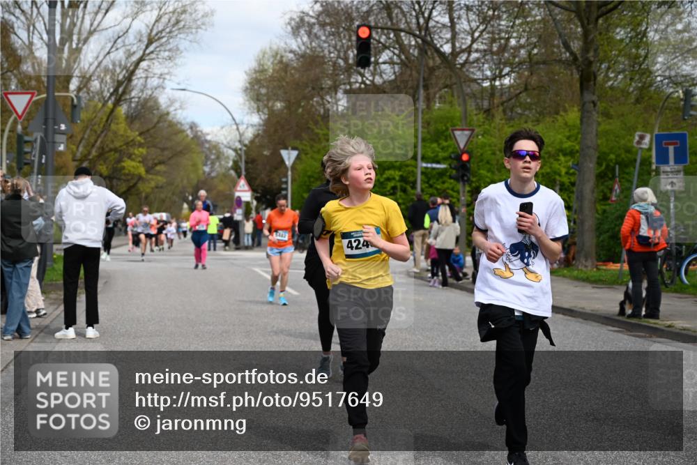 12.04.2026 - 45. Internationalen Wilhelmsburger Insellauf J. Mangold http://msf.ph/oto/9517649 12.04.2026 13:21:09 Ziel 4341, 5633, 4284, 4293, 5543, 2363, 2101, 4417, 3552, 3551, 2333, 4018, 5716, 4319, 5297, 4878, 5484, 2692, 4444, 4800, 4047, 2175, 3402, 3402, 5482, 4017 meine-sportfotos.de