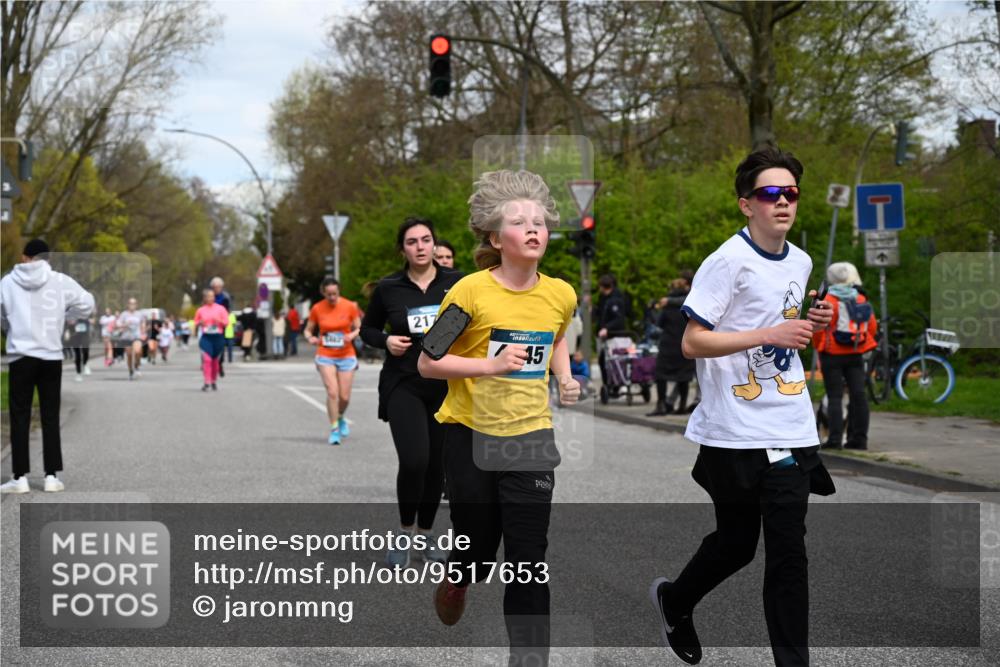 12.04.2026 - 45. Internationalen Wilhelmsburger Insellauf J. Mangold http://msf.ph/oto/9517653 12.04.2026 13:21:09 Ziel 4341, 5633, 4284, 4293, 5543, 2363, 2101, 4417, 3552, 3551, 2333, 4018, 5716, 4319, 5297, 4878, 5484, 2692, 4444, 4800, 4047, 2175, 3402, 3402, 5482, 4017 meine-sportfotos.de