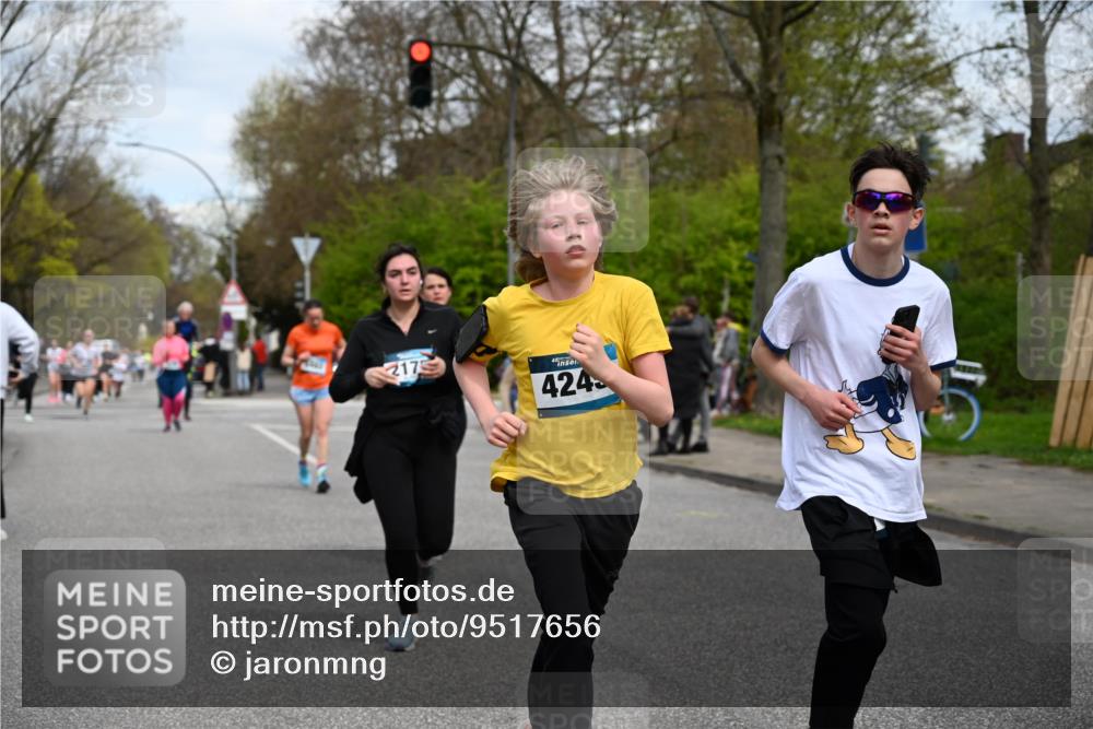 12.04.2026 - 45. Internationalen Wilhelmsburger Insellauf J. Mangold http://msf.ph/oto/9517656 12.04.2026 13:21:09 Ziel 4341, 5633, 4284, 4293, 5543, 2363, 2101, 4417, 3552, 3551, 2333, 4018, 5716, 4319, 5297, 4878, 5484, 2692, 4444, 4800, 4047, 2175, 3402, 3402, 5482, 4017 meine-sportfotos.de