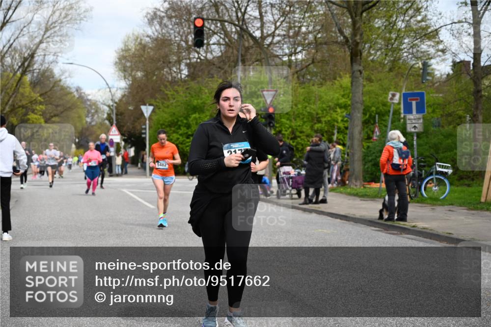 12.04.2026 - 45. Internationalen Wilhelmsburger Insellauf J. Mangold http://msf.ph/oto/9517662 12.04.2026 13:21:10 Ziel 5633, 4284, 4293, 5543, 2363, 2101, 4417, 3552, 3551, 2333, 4018, 5716, 4319, 5297, 4878, 5484, 4878, 5484, 2692, 4444, 4800, 4047, 2175, 3402, 5482, 4017, 3676 meine-sportfotos.de