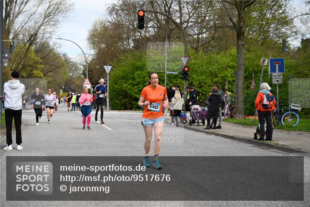 12.04.2026 - 45. Internationalen Wilhelmsburger Insellauf J. Mangold http://msf.ph/oto/9517676 12.04.2026 13:21:13 Ziel 5543, 2363, 2101, 4417, 3552, 3551, 2333, 4018, 5716, 4319, 5297, 4878, 5484, 2692, 4444, 4800, 4047, 2175, 3402, 5482, 5482, 4017, 3676, 2628, 3251 meine-sportfotos.de