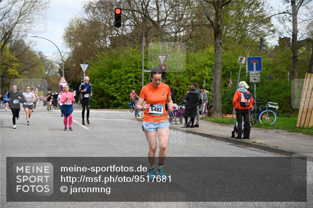 12.04.2026 - 45. Internationalen Wilhelmsburger Insellauf J. Mangold http://msf.ph/oto/9517681 12.04.2026 13:21:13 Ziel 5543, 2363, 2101, 4417, 3552, 3551, 2333, 4018, 5716, 4319, 5297, 4878, 5484, 2692, 4444, 4800, 4047, 2175, 3402, 5482, 5482, 4017, 3676, 2628, 3251 meine-sportfotos.de
