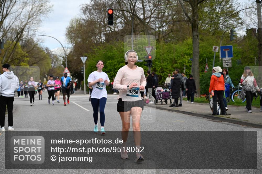 12.04.2026 - 45. Internationalen Wilhelmsburger Insellauf J. Mangold http://msf.ph/oto/9518052 12.04.2026 13:22:44 Ziel 4210, 4014, 2158, 5314, 4557, 2153, 5262, 5262, 4593, 4708, 3774, 4358, 5223, 3336, 3783, 3498, 3478 meine-sportfotos.de