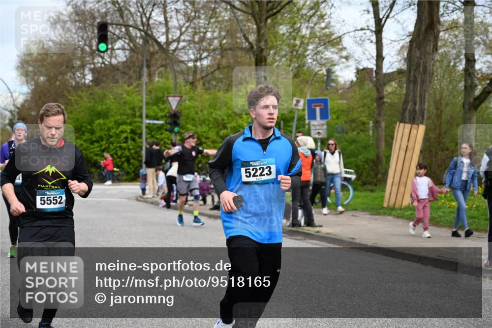 12.04.2026 - 45. Internationalen Wilhelmsburger Insellauf J. Mangold http://msf.ph/oto/9518165 12.04.2026 13:23:01 Ziel 5314, 4557, 2153, 5262, 4593, 4708, 3774, 4358, 5223, 5223, 3336, 3783, 3498, 3478, 4176, 5505, 3471, 3471, 3814, 2716, 3730, 3353 meine-sportfotos.de