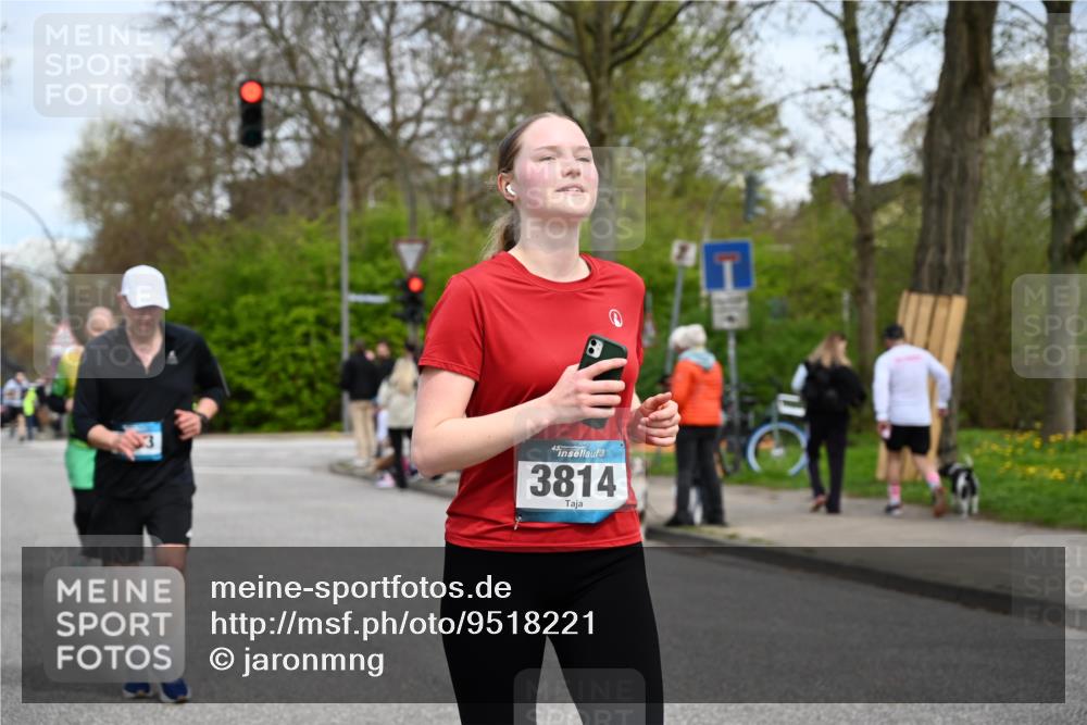 12.04.2026 - 45. Internationalen Wilhelmsburger Insellauf J. Mangold http://msf.ph/oto/9518221 12.04.2026 13:23:11 Ziel 4593, 4708, 3774, 4358, 5223, 3336, 3783, 3498, 3478, 4176, 4176, 5505, 3471, 3814, 2716, 3730, 3353, 2766, 5622, 3739 meine-sportfotos.de