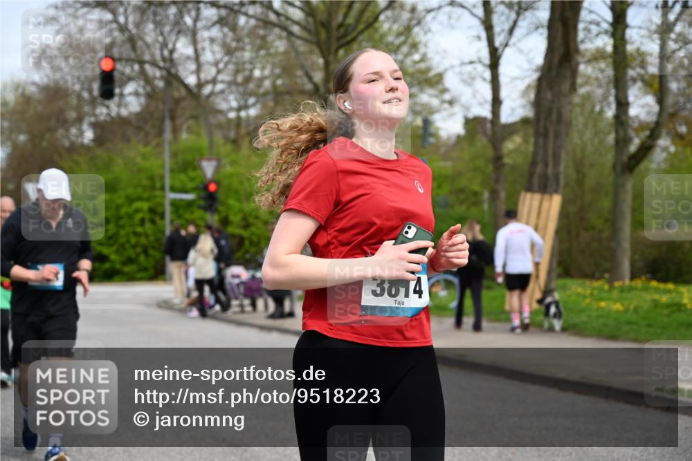 12.04.2026 - 45. Internationalen Wilhelmsburger Insellauf J. Mangold http://msf.ph/oto/9518223 12.04.2026 13:23:12 Ziel 4708, 3774, 4358, 5223, 3336, 3783, 3498, 3478, 4176, 5505, 5505, 3471, 3814, 2716, 3730, 3353, 2766, 5622, 3739, 5209, 5212 meine-sportfotos.de