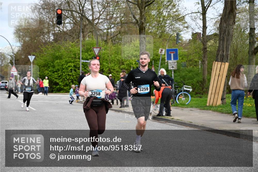 12.04.2026 - 45. Internationalen Wilhelmsburger Insellauf J. Mangold http://msf.ph/oto/9518357 12.04.2026 13:23:35 Ziel 4176, 5505, 3471, 3814, 2716, 3730, 3353, 2766, 5622, 3739, 3739, 5209, 5212, 2802, 2803, 3258, 3259, 4073, 4292, 4517, 3872, 5017, 3871, 5632, 4365, 3267, 2562, 5356, 5355 meine-sportfotos.de