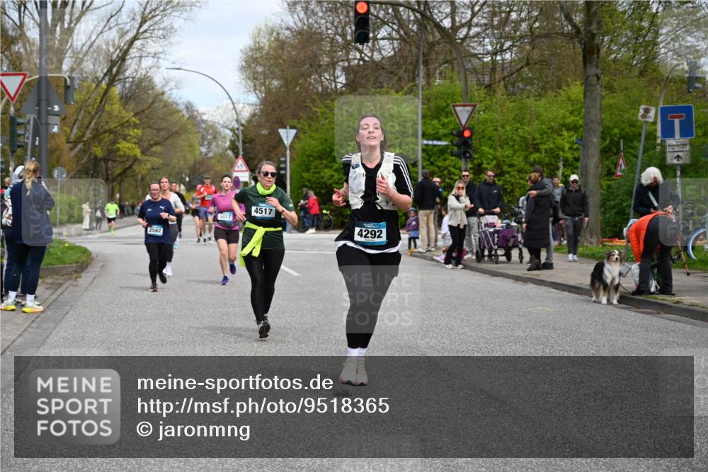 12.04.2026 - 45. Internationalen Wilhelmsburger Insellauf J. Mangold http://msf.ph/oto/9518365 12.04.2026 13:23:39 Ziel 3814, 2716, 3730, 3353, 2766, 5622, 3739, 5209, 5212, 2802, 2803, 2803, 3258, 3259, 4073, 4292, 4517, 3872, 5017, 3871, 5632, 4365, 3267, 2562, 5356, 5355 meine-sportfotos.de