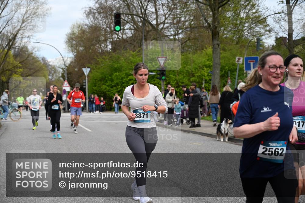 12.04.2026 - 45. Internationalen Wilhelmsburger Insellauf J. Mangold http://msf.ph/oto/9518415 12.04.2026 13:23:45 Ziel 3730, 3353, 2766, 5622, 3739, 5209, 5212, 2802, 2803, 3258, 3259, 4073, 4292, 4517, 4517, 3872, 5017, 3871, 5632, 4365, 3267, 2562, 5356, 5355, 5356, 5355, 4567 meine-sportfotos.de