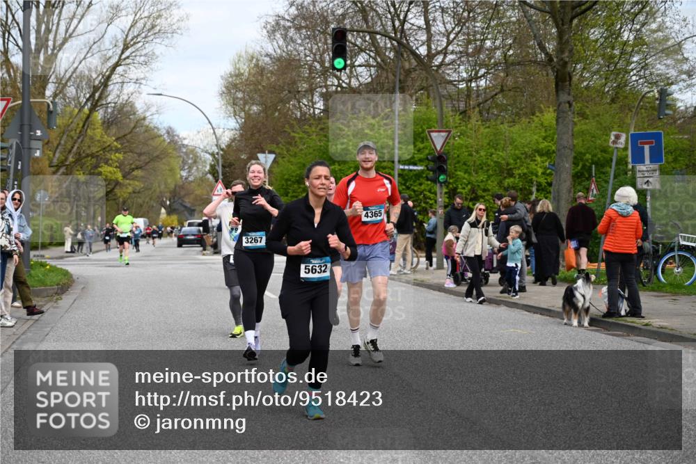 12.04.2026 - 45. Internationalen Wilhelmsburger Insellauf J. Mangold http://msf.ph/oto/9518423 12.04.2026 13:23:49 Ziel 2766, 5622, 3739, 5209, 5212, 2802, 2803, 3258, 3259, 4073, 4292, 4517, 3872, 5017, 3871, 5632, 4365, 3267, 2562, 5356, 5355, 4567, 2145 meine-sportfotos.de