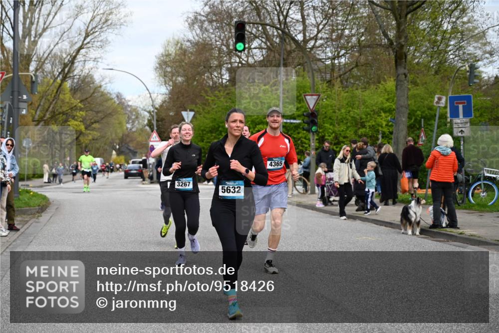 12.04.2026 - 45. Internationalen Wilhelmsburger Insellauf J. Mangold http://msf.ph/oto/9518426 12.04.2026 13:23:49 Ziel 2766, 5622, 3739, 5209, 5212, 2802, 2803, 3258, 3259, 4073, 4292, 4517, 3872, 5017, 3871, 5632, 4365, 3267, 2562, 5356, 5355, 4567, 2145 meine-sportfotos.de