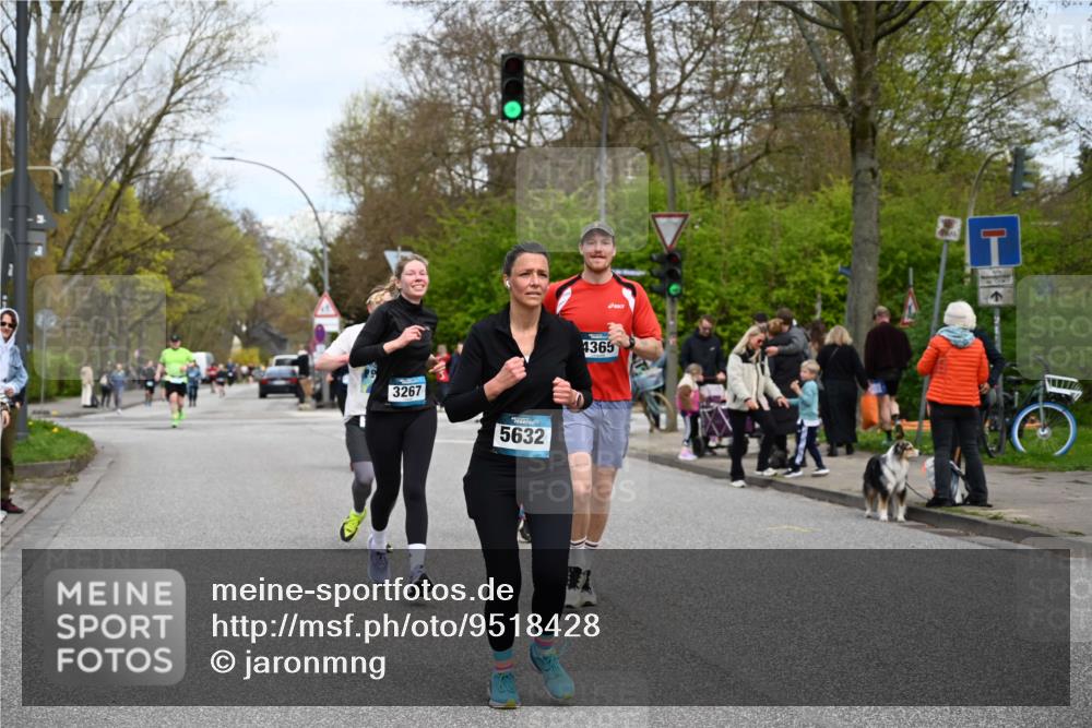 12.04.2026 - 45. Internationalen Wilhelmsburger Insellauf J. Mangold http://msf.ph/oto/9518428 12.04.2026 13:23:49 Ziel 2766, 5622, 3739, 5209, 5212, 2802, 2803, 3258, 3259, 4073, 4292, 4517, 3872, 5017, 3871, 5632, 4365, 3267, 2562, 5356, 5355, 4567, 2145 meine-sportfotos.de