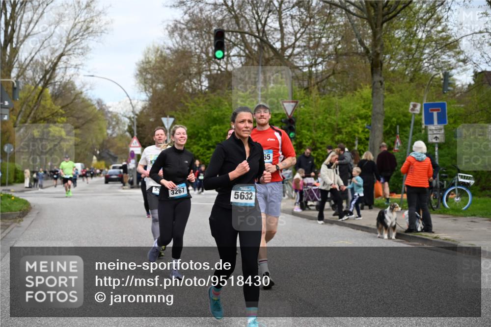 12.04.2026 - 45. Internationalen Wilhelmsburger Insellauf J. Mangold http://msf.ph/oto/9518430 12.04.2026 13:23:49 Ziel 2766, 5622, 3739, 5209, 5212, 2802, 2803, 3258, 3259, 4073, 4292, 4517, 3872, 5017, 3871, 5632, 4365, 3267, 2562, 5356, 5355, 4567, 2145 meine-sportfotos.de