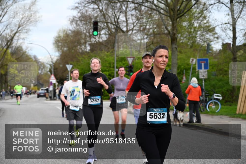 12.04.2026 - 45. Internationalen Wilhelmsburger Insellauf J. Mangold http://msf.ph/oto/9518435 12.04.2026 13:23:50 Ziel 2766, 5622, 3739, 5209, 5212, 2802, 2803, 3258, 3259, 4073, 4292, 4517, 3872, 5017, 5017, 3871, 5632, 4365, 3267, 2562, 5356, 5355, 4567, 2145 meine-sportfotos.de
