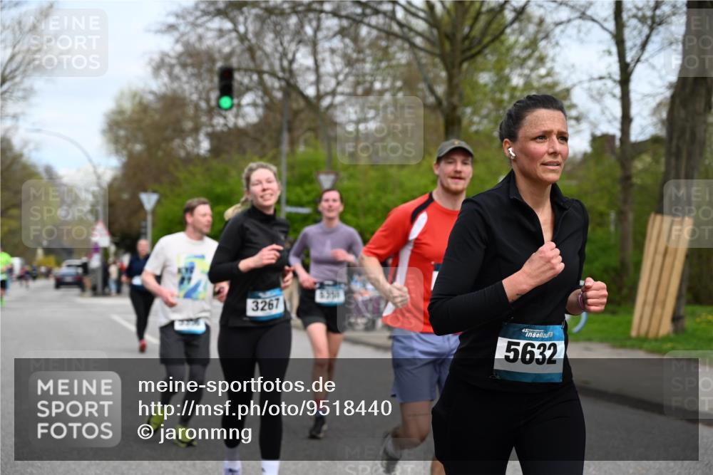 12.04.2026 - 45. Internationalen Wilhelmsburger Insellauf J. Mangold http://msf.ph/oto/9518440 12.04.2026 13:23:51 Ziel 2766, 5622, 3739, 5209, 5212, 2802, 2803, 3258, 3259, 4073, 4292, 4517, 3872, 5017, 3871, 5632, 4365, 3267, 2562, 5356, 5355, 4567, 2145 meine-sportfotos.de