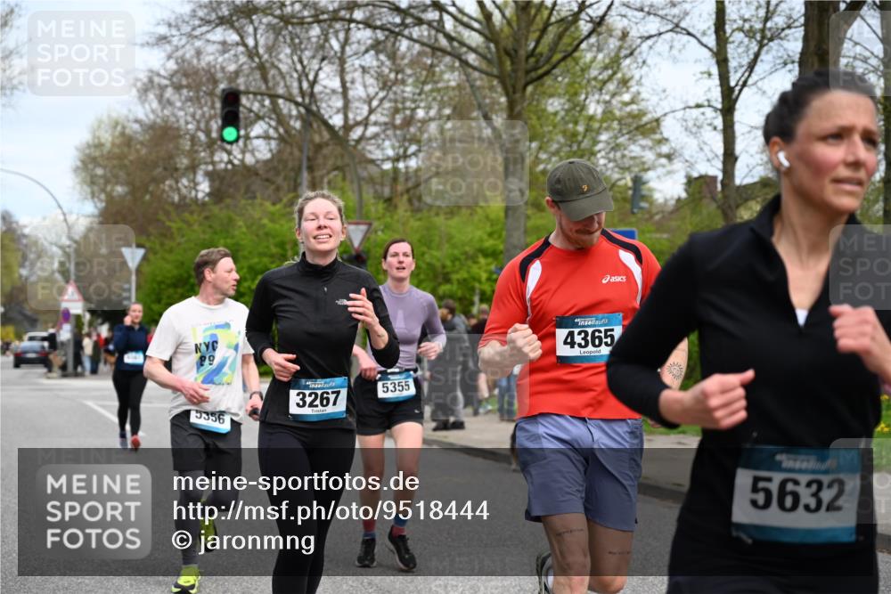 12.04.2026 - 45. Internationalen Wilhelmsburger Insellauf J. Mangold http://msf.ph/oto/9518444 12.04.2026 13:23:51 Ziel 2766, 5622, 3739, 5209, 5212, 2802, 2803, 3258, 3259, 4073, 4292, 4517, 3872, 5017, 3871, 5632, 4365, 3267, 2562, 5356, 5355, 4567, 2145 meine-sportfotos.de