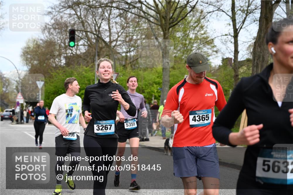 12.04.2026 - 45. Internationalen Wilhelmsburger Insellauf J. Mangold http://msf.ph/oto/9518445 12.04.2026 13:23:51 Ziel 2766, 5622, 3739, 5209, 5212, 2802, 2803, 3258, 3259, 4073, 4292, 4517, 3872, 5017, 3871, 5632, 4365, 3267, 2562, 5356, 5355, 4567, 2145 meine-sportfotos.de