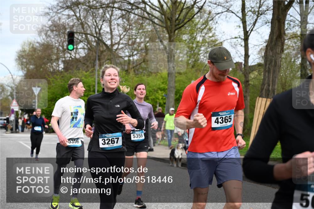 12.04.2026 - 45. Internationalen Wilhelmsburger Insellauf J. Mangold http://msf.ph/oto/9518446 12.04.2026 13:23:51 Ziel 2766, 5622, 3739, 5209, 5212, 2802, 2803, 3258, 3259, 4073, 4292, 4517, 3872, 5017, 3871, 5632, 4365, 3267, 2562, 5356, 5355, 4567, 2145 meine-sportfotos.de