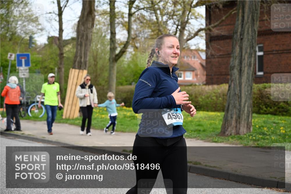 12.04.2026 - 45. Internationalen Wilhelmsburger Insellauf J. Mangold http://msf.ph/oto/9518496 12.04.2026 13:23:57 Ziel 3739, 5209, 5212, 2802, 2803, 3258, 3259, 4073, 4292, 4517, 3872, 5017, 3871, 5632, 4365, 3267, 2562, 5356, 5355, 5356, 5355, 4567, 2145, 3936 meine-sportfotos.de